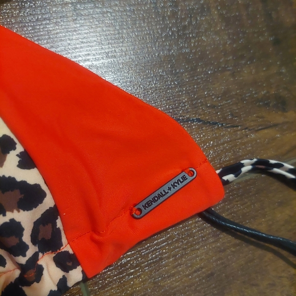 Kendall & Kylie Triangle Color Block Bikini Top Red Cheetah NWT Size Med… - Picture 3 of 6